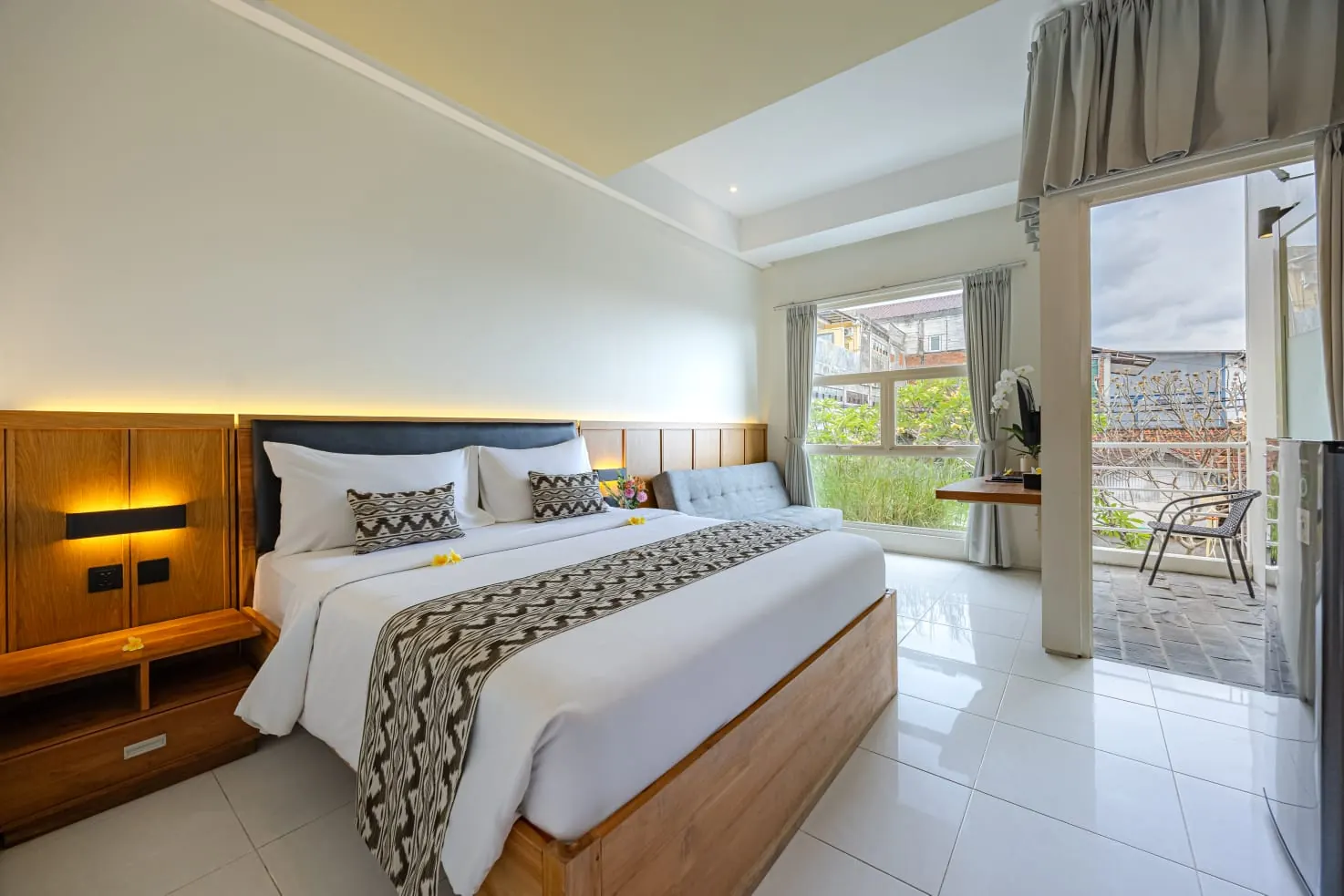 Kamar Executive Suite dengan jendela tinggi dan akses ke balkon