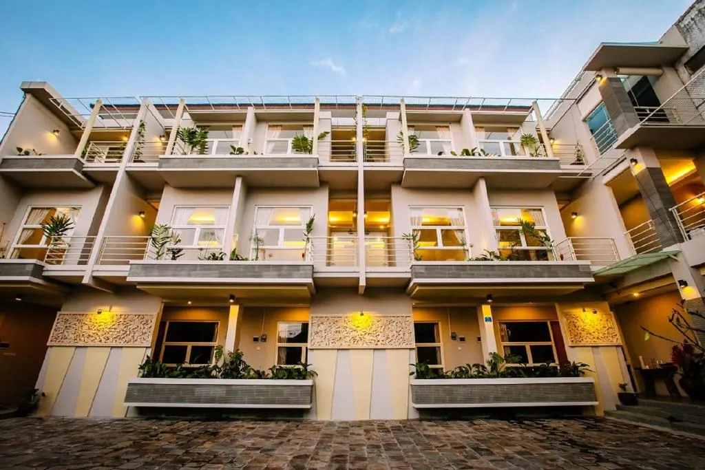 Gedung apartemen Bali True Living dengan pencahayaan pada senja hari