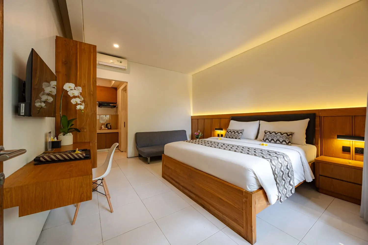Kamar Premier Suite dengan perabot kayu jati dan tempat tidur king