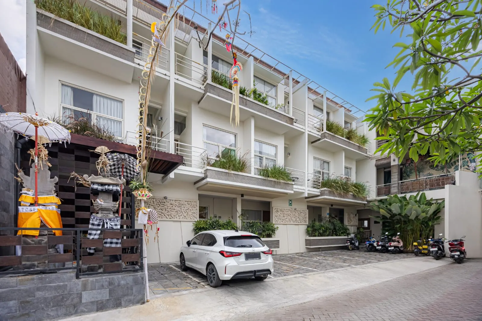Gedung dan halaman Bali True Living di Denpasar pada siang hari